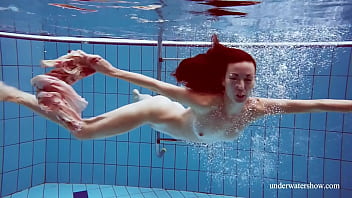 lesbian sex in swimming pool