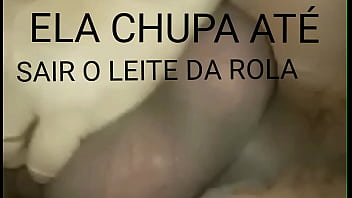 chupando o cu do travesti