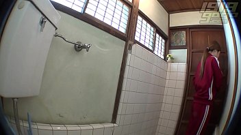 quay len gai xinh di toilet