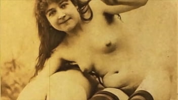 mulher melão na praia de nudismo