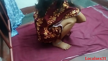 aunties saree lifting